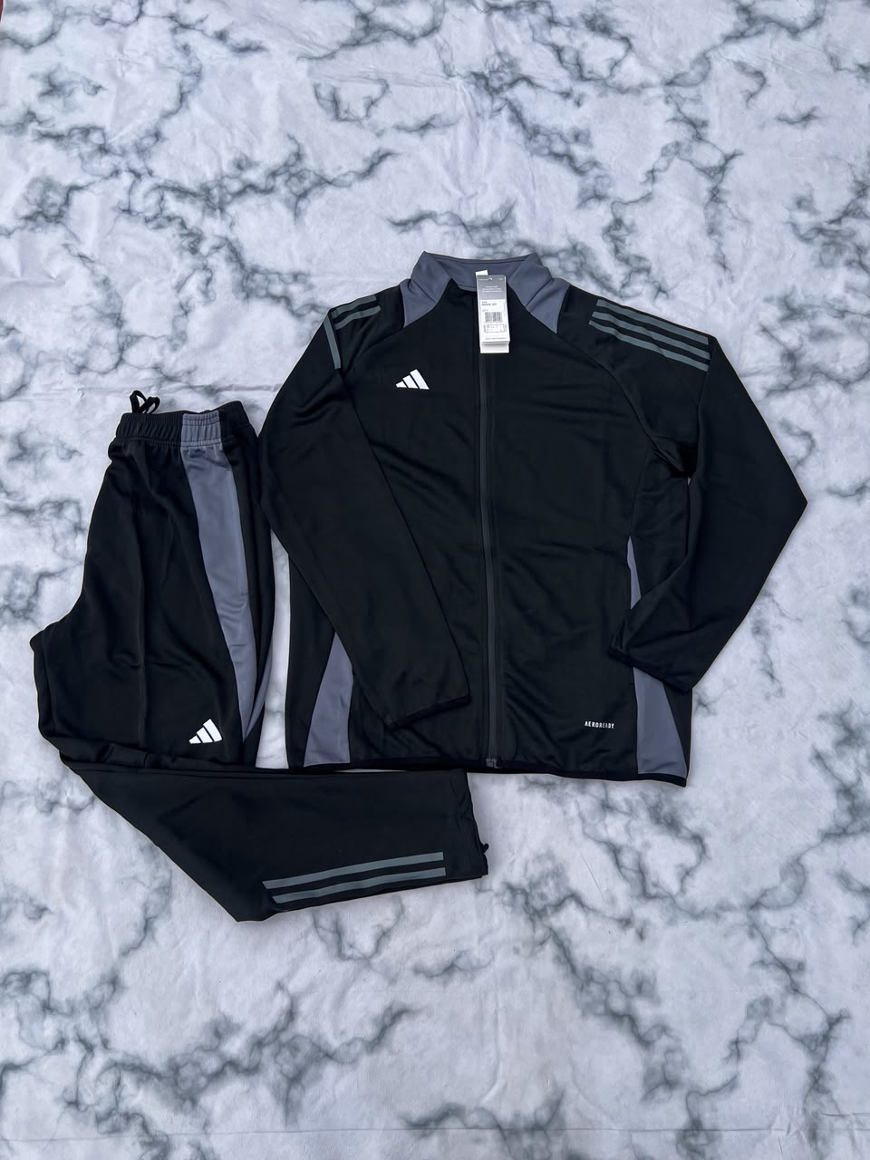 ADIDAS  — foto 1